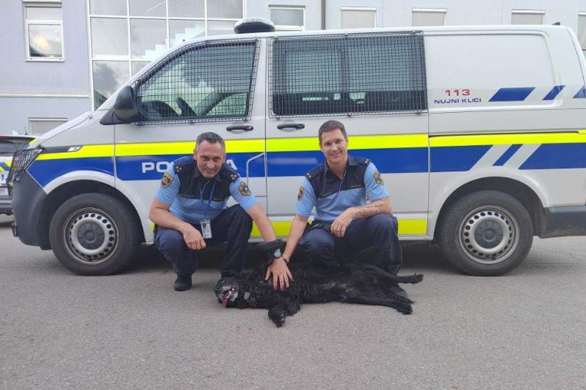 Policisti so poskrbeli za psa