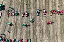 Tekmovanje v oranju s traktorji starodobniki