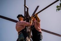 Postavljanje klopotca pod mariborsko Kalvarijo