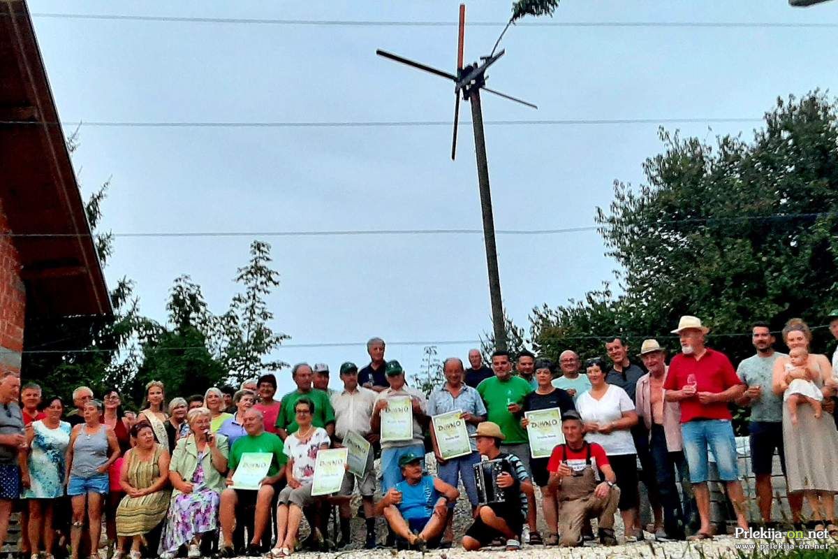 Postavljanje klopotca v Moravcih pri Mali Nedelji