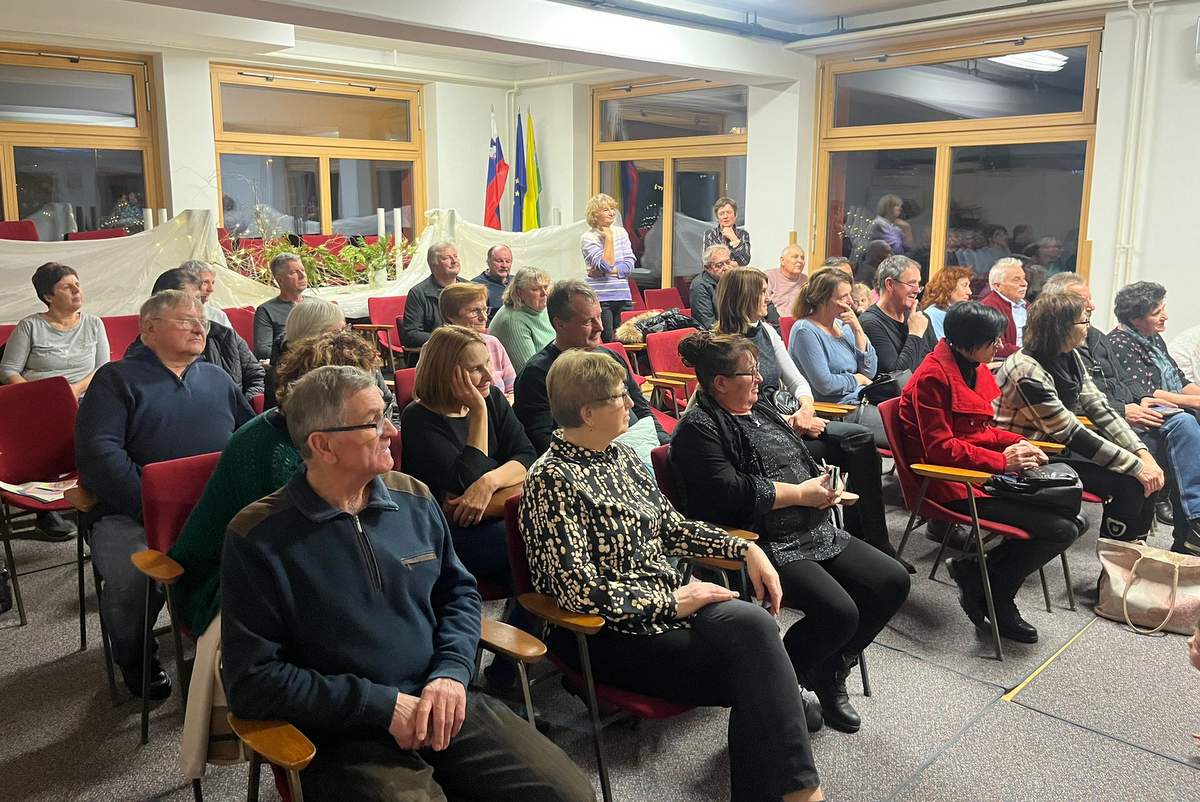 Predpraznično druženje z dedki in babicami