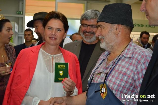 Na stojnici Künštnih Prlekov je Alenka Bratušek prejela tudi potni list Republike Prlekije