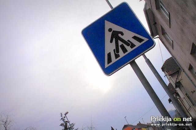 V Ljutomeru je voznik osebnega avtomobila na prehodu za pešce trčil v mlajšega pešca