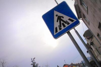 V Ljutomeru je voznik osebnega avtomobila na prehodu za pešce trčil v mlajšega pešca