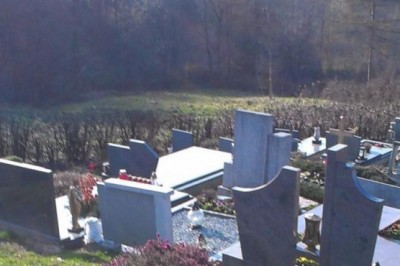 Ciprese so zagorele ob robu pokopališča
