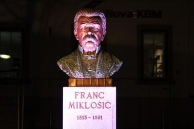 Doprsni kip Franca Miklošiča na Glavnem trgu v Ljutomeru