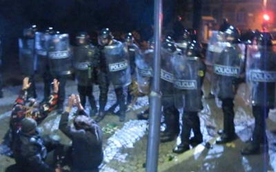 Po neuradnih podatkih je bilo v prerivanju ranjenih deset policistov in tudi nekaj protestnikov