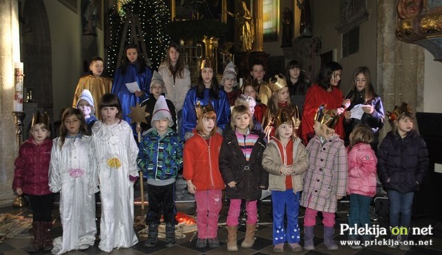 Nastopili bodo otroci gledališke skupine Zvezdice v sodelovanju z otroškim pevskim zborom Kresnički in vokalno skupino Luč